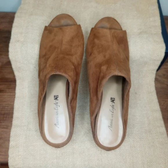 American Eagle Tan Camel Suede Open Toe Mules Clogs 4" Wood Heel Size 6 - Picture 7 of 14
